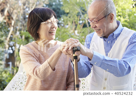 Senior couple care 40524232