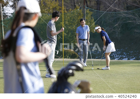 Men and women playing golf 40524240