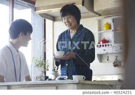 Senior visiting care 40524251