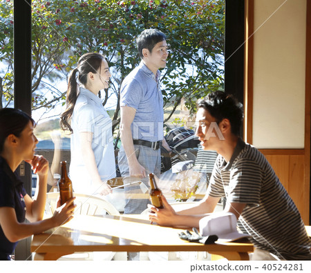 Men and women who play golf 40524281