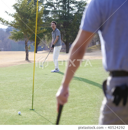 Men who play golf 40524292