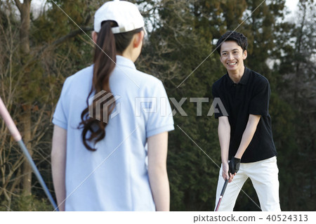 Men and women playing golf 40524313