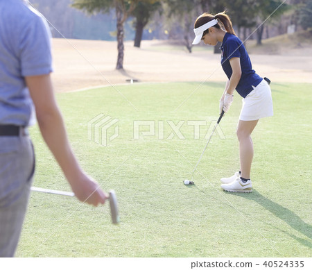 Men and women playing golf 40524335
