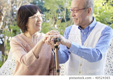 Senior couple care 40524365