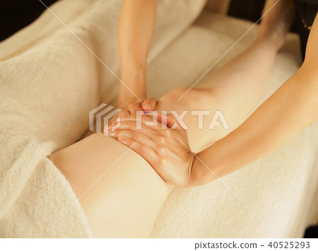 一個女人在昏暗的美容院排出膝蓋淋巴 40525293