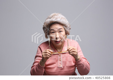 東方女人的面部表情，高級，中年，老人，祖母，特寫鏡頭，老花眼，視力，健康 40525808