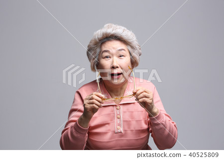 Oriental woman's facial expression, senior, middle-aged, elderly, grandmother, close-up, presbyopia, sight, health Oriental woman's facial expression, senior, middle-aged, elderly, grandmother, close-up, presbyopia, sight, health 40525809