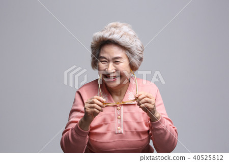 東方女人的面部表情，高級，中年，老人，祖母，特寫鏡頭，老花眼，視力，健康 40525812