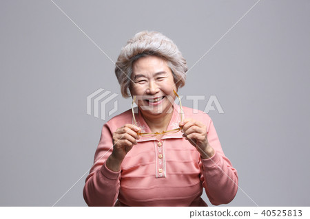 東方女人的面部表情,高級,中年,老人,祖母,特寫鏡頭,老花眼,視力,健康 東方女人的面部表情,高級,中年,老人,祖母,特寫鏡頭,老花眼,視力,健康 40525813