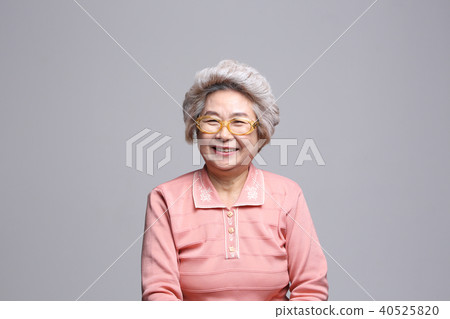 東方女人的面部表情，高級，中年，老人，祖母，特寫鏡頭，老花眼，視力，健康 40525820