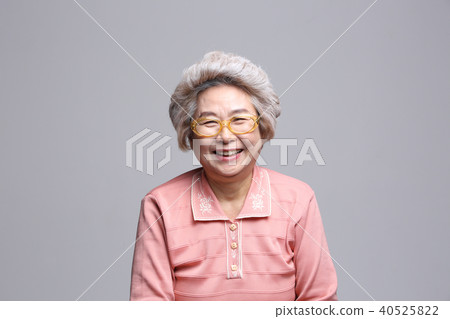 東方女人的面部表情，高級，中年，老人，祖母，特寫鏡頭，老花眼，視力，健康 40525822