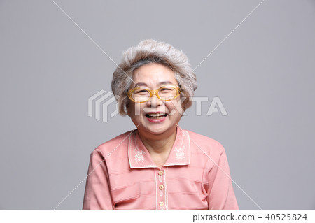 Oriental woman's facial expression, senior, middle-aged, elderly, grandmother, close-up, presbyopia, sight, health 40525824