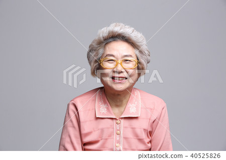 東方女人的面部表情,高級,中年,老人,祖母,特寫鏡頭,老花眼,視力,健康 東方女人的面部表情,高級,中年,老人,祖母,特寫鏡頭,老花眼,視力,健康 40525826