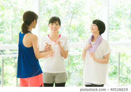 Women doing fitness 40526629