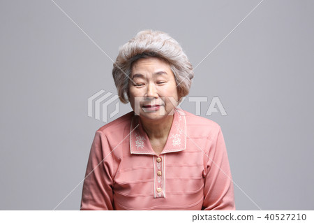 Oriental woman's facial expression, senior, middle-aged, elderly, grandmother, close-up, emotion, smell, smell Oriental woman's facial expression, senior, middle-aged, elderly, grandmother, close-up, emotion, smell, smell 40527210