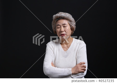 東方女人的面部表情,高級,中年,老人,祖母,特寫,情感,氣味,氣味 東方女人的面部表情,高級,中年,老人,祖母,特寫,情感,氣味,氣味 40527235