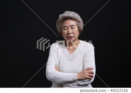 東方女人的面部表情，高級，中年，老人，祖母，特寫，情感，氣味，氣味 40527236