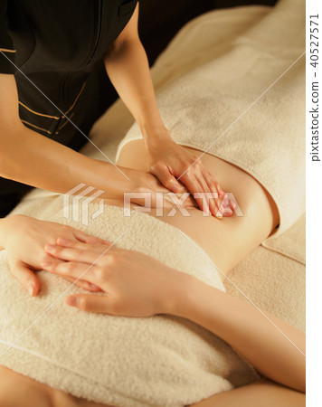 Woman doing a stomach upset in a dimly lit beauty salon 40527571