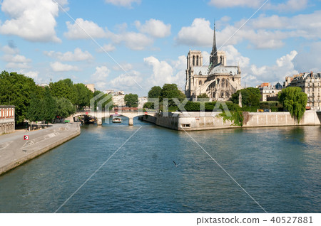 Notre-Dame de Paris and river Seine on a sunny day 40527881