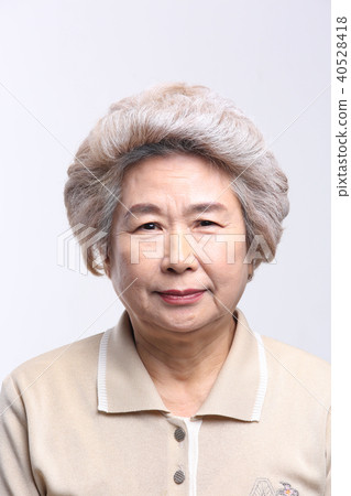 亞洲的面部表情,高級,中年,老人,祖母,特寫鏡頭,無表情,凝視,情感 亞洲的面部表情,高級,中年,老人,祖母,特寫鏡頭,無表情,凝視,情感 40528418