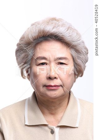 亞洲的面部表情，高級，中年，老人，祖母，特寫鏡頭，無表情，凝視，情感 40528419