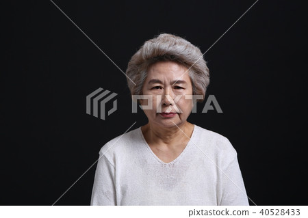 Asian facial expressions, senior, middle-aged, elderly, grandmother, close-up, expressionless, gaze, emotion 40528433