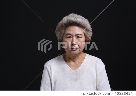 亞洲的面部表情，高級，中年，老人，祖母，特寫鏡頭，無表情，凝視，情感 40528434