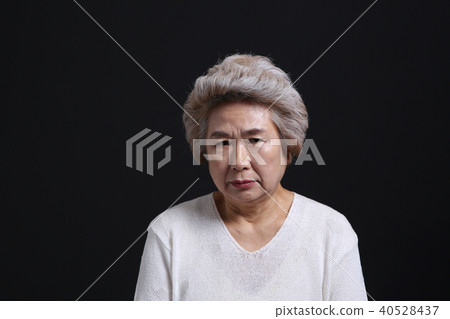 Asian facial expressions, senior, middle-aged, elderly, grandmother, close-up, expressionless, gaze, emotion 40528437
