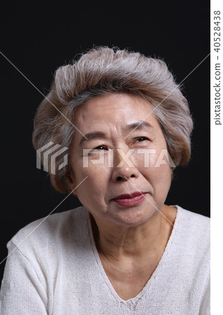 Asian facial expressions, senior, middle-aged, elderly, grandmother, close-up, expressionless, gaze, emotion 40528438