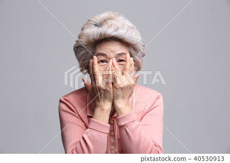 Oriental girl's facial expression, senior, middle-aged, elderly, grandmother, close-up, shame, peeking Oriental girl's facial expression, senior, middle-aged, elderly, grandmother, close-up, shame, peeking 40530913