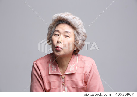 亞洲的面部表情,高級,中年,老人,祖母,特寫,笑聲,幸福,親吻 亞洲的面部表情,高級,中年,老人,祖母,特寫,笑聲,幸福,親吻 40530967