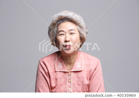 亞洲的面部表情,高級,中年,老人,祖母,特寫,笑聲,幸福,親吻 亞洲的面部表情,高級,中年,老人,祖母,特寫,笑聲,幸福,親吻 40530969