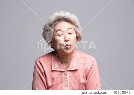 亞洲的面部表情,高級,中年,老人,祖母,特寫,笑聲,幸福,親吻 亞洲的面部表情,高級,中年,老人,祖母,特寫,笑聲,幸福,親吻 40530971