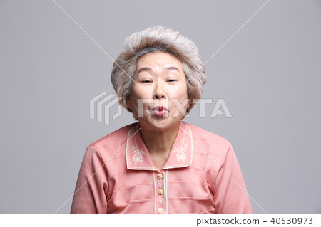 亞洲的面部表情,高級,中年,老人,祖母,特寫,笑聲,幸福,親吻 亞洲的面部表情,高級,中年,老人,祖母,特寫,笑聲,幸福,親吻 40530973