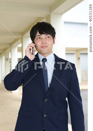 A man on a phone call with a smartphone 40531169