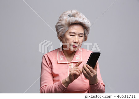 Oriental woman's facial expression, senior, middle-aged, elderly, grandmother, close-up, smartphone, photo, currency Oriental woman's facial expression, senior, middle-aged, elderly, grandmother, close-up, smartphone, photo, currency 40531711
