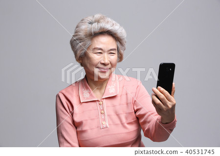 東方女人的面部表情，高級，中年，老人，祖母，特寫，智能手機，照片，貨幣 40531745