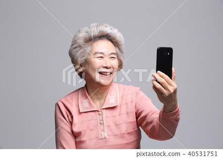 東方女人的面部表情,高級,中年,老人,祖母,特寫,智能手機,照片,貨幣 東方女人的面部表情,高級,中年,老人,祖母,特寫,智能手機,照片,貨幣 40531751