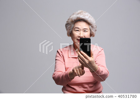 東方女人的面部表情,高級,中年,老人,祖母,特寫,智能手機,照片,貨幣 東方女人的面部表情,高級,中年,老人,祖母,特寫,智能手機,照片,貨幣 40531780