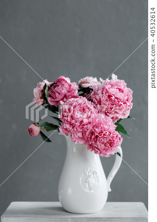 Bouquet of peonies in a vase Bouquet of peonies in a vase 40532614