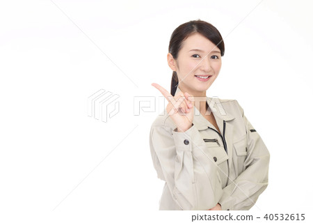Smiling female worker instructing Smiling female worker instructing 40532615