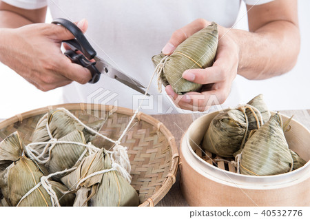 粽子 整串粽子 吃 拿粽子 特寫 端午節 A bunch of Zongzi ひとふさの粽 40532776