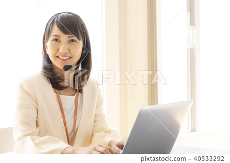 Call center, woman, smile, twenties 40533292