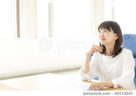 Final declaration, qualification exam, women trying hard, 20's Final declaration, qualification exam, women trying hard, 20's 40533645