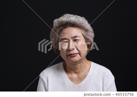 Oriental woman's facial expression, senior, middle-aged, elderly, grandmother, close-up, sadness, solitude, health 40533756