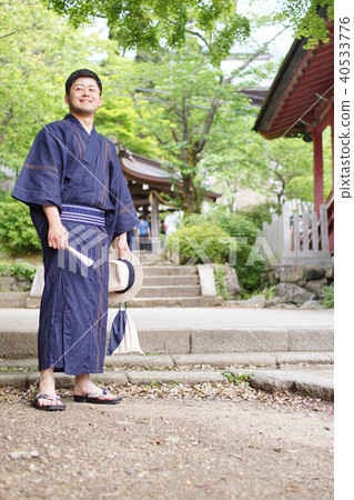 A man in a yukata dressed with a fan 40533776
