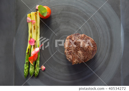 Grilled beef steak with asparagus. 40534272
