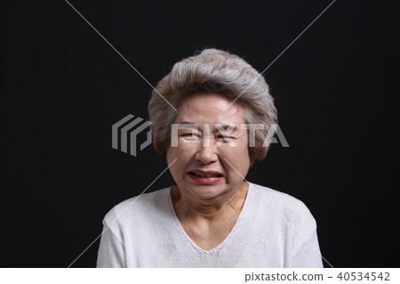 Oriental woman's facial expression, senior, middle-aged, elderly, grandmother, close-up, spicy, disgusting, surprised 40534542