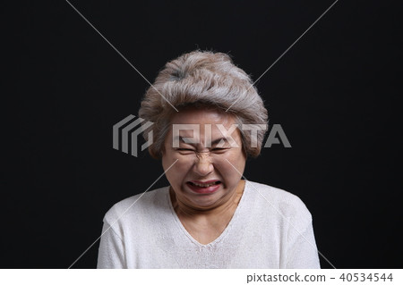 Oriental woman's facial expression, senior, middle-aged, elderly, grandmother, close-up, spicy, disgusting, surprised 40534544