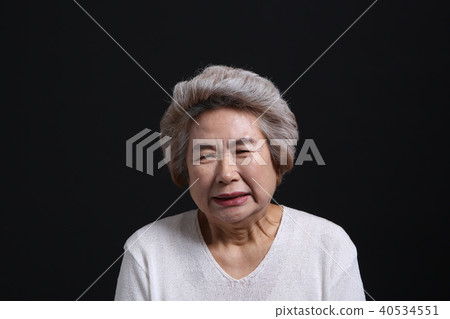 Oriental woman's facial expression, senior, middle-aged, elderly, grandmother, close-up, spicy, disgusting, surprised 40534551